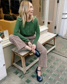 Work Outfit Trendy, Chic Work Outfit Winter, Autumn Semi Formal Outfits, Cool Feminine Style, Twee Outfits Pants, Fall Style Women 2024, Ballet Flat Outfits Fall, Quirky Autumn Outfits, Playful Fall Outfits