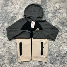 Brand New With Tags - Never Worn - No Rips Or Tears - No Stains - Smoke Free - 100% Authentic - Ships Wrapped And Protected - No Trades - Don’t Hesitate To Ask Any Questions! Gray Long Sleeve Activewear With Pockets, Sporty Sweatshirt With Pockets For Outdoor, Sporty Outdoor Sweatshirt With Pockets, Nike Fleece Hooded Jacket Athleisure, Nike Casual Sports Fleece Jacket, Nike Casual Fleece Jacket For Sports, Fleece Hooded Sportswear Jacket For Sports Season, Casual Moisture-wicking Fleece Jacket, Athleisure Moisture-wicking Fleece Jacket For Winter