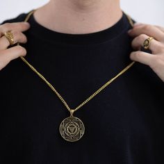 Este es un collar Kali Yantra, una joyería hecha a mano. Este collar unisex es el regalo perfecto para él y para ella en cualquier época del año Sumérgete en el poderoso mundo espiritual de Kali con nuestro collar Kali Yantra hecho a mano. Este exquisito collar rinde homenaje a la deidad hindú Kali, la máxima encarnación de la energía y la transformación femenina. Cada vez que lo uses, sentirás su presencia divina y conectarás con tu propio poder interior. Te ofrecemos la oportunidad de personalizar tu collar Kali Yantra. Puede elegir entre una variedad de materiales de alta calidad para el colgante, como plata esterlina y bronce antiguo, lo que le permitirá encontrar el material perfecto que se alinee con su estilo personal y refleje la esencia de la diosa Kali. Además, tienes la libertad Spiritual Brass Jewelry With Coin Pendant, Spiritual Brass Coin Pendant Jewelry, Spiritual Brass Charm Necklace With Coin Pendant, Spiritual Medallion Necklace With Coin Pendant, Brass Amulet Medallion Necklace With Round Pendant, Amulet Style Pendant Jewelry For Meditation, Meditation Amulet Pendant Jewelry, Brass Round Pendant Amulet Medallion Necklace, Symbolic Round Pendant Jewelry For Meditation