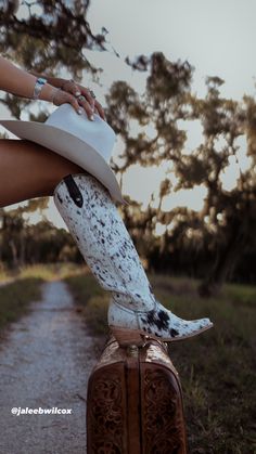 Cute Cowboy Boot Pics, Alt Cowgirl Aesthetic, Cowboy Boot Photography, Cowgirl Boot Photoshoot, White Cowgirl Hat Outfit, Cowboy Boot Photoshoot, Cowboy Boots Photoshoot, Cowboy Boots Pictures, Boot Photoshoot