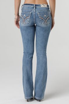 Mid-rise, medium-wash bootcut jeans- Embroidered Americana cross-stitch design- Red, white and blue detailing lined with stars, sequins, and rhinestone rivets- Embossed white leather wing Miss Me logo over Americana flag brand patch- Slight fading- 5-pocket designFabric Content: 70% Cotton, 29% Polyester, 1% SpadexCare: Gentle machine wash inside-out with like colors in cold water. Tumble dry low.Model is wearing size: 25Model Measurements:Height: 5'9"Bust: 32"Waist: 26"Hips: 35"Style No. M9311B Stitch Jeans, White Flare Pants, Me Logo, Jeans Embroidered, Spice Shop, White Flares, Outfit Inspo Fall, Cute Simple Outfits, 2000s Fashion