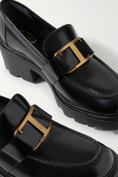 Capsule Shoes, Glam Shoes, Tods Shoes, Classy Shoes, Patent Leather Loafers, Black Leather Shoes, Heart And Soul, Prada Shoes, Gold Logo