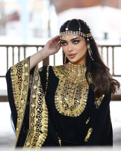 Black Arabian Dress, Arab Women Style, Arabic Dress Traditional, Arabic Look, Arabian Fashion, Algerian Dress, Middle Eastern Style, Arab Dress