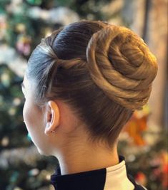 Ballet Bun Styles, Ballet Practice Hairstyles, Ballerina Bun Curly Hair, Ballet Hair Styles Dancers, Fancy Ballet Buns, Bun Hairstyles For Ballet, Unique Ballet Buns, Cool Ballet Buns, Ballet Buns For Long Hair