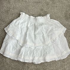 Brand New Condition, Never Worn Casual White Skirt With Ruffle Hem, Cute White Tiered Skirt, White Tiered Skort With Ruffles, Cute Ruffled Mini Skirt For Day Out, Casual Mini Skirt With Ruffle Hem, Cute Beach Skirt With Ruffles, Cute White Ruffled Mini Skirt, White Summer Skirt With Ruffle Hem, White Ruffle Hem Skort