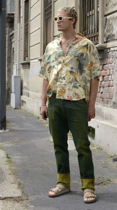 Look photographed by GIANLUCA SENESE / MILAN FASHION WEEK MENS SPRING 2022 SHOWS Menswear 2023, Ankara Shirt, Activewear Photoshoot, Fall Florals, Stylish Men Casual, Gay Fashion, Casual Summer Outfit, Mens Spring, Fit Inspo