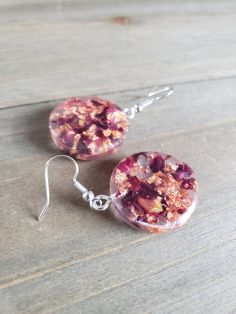 Beautiful handmade resin earrings with circle resin pendants filled with REAL dried rose petals, and delicate copper flakes. Natural flower earrings, comfortably lightweight, and filled with natural beauty preserved for eternal elegance ♡ Be sure to check out the RED EARRINGS section at EarringsbyLCreations for all beautiful red colored earrings available! https://www.etsy.com/shop/EarringsByLCreations?section_id=28420977 Made with quality materials and always nickel and lead free metals. Natura Aesthetic Wardrobe, Real Flower Earrings, Petal Earrings, Resin Pendants, Colored Earrings, Earrings Square, Dried Rose Petals, Earrings Resin, Copper Rose