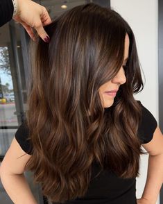 Reverse balayage: the dark side of the balayage hair technique. Lowlights and root blending add dimension back to your hair. Check out 17 styles and a DIY tutorial. Click the article link for more photos and inspiration like this // Photo Credit: Instagram @brushed.by.bri // #balayage #balayagehair #brownreversebalayage #darkreversebalayage #reversebalayage #reversebalayageblonde #reversebalayagebrunette #reversebalayagelighttodark Reverse Balayage Brown, Brunette Reverse Balayage Hair, Brown Hair Black Roots, Non Bleach Balayage, Reverse Balayage Brunette Dark Brown, Balayage Hair Technique, Reverse Balayage Brunette, Reverse Balayage Blonde To Brown, Honey Brown Hair Dye