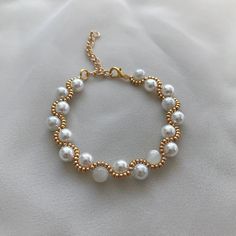 Amelia kultainen  käsikoru valkoisella kuukivihelmellä. Korun pituus säätöketjulla 15-20cm. Amian koruilla kannat rakkauden ja lempeyden energiaa aina mukanasi. Handmade Pearl White Bracelet With Round Beads, Handmade Dainty Pearl White Bracelets, Pearl White Beaded Round Bracelet, Elegant White Pearl Bracelet With Spacer Beads, White Beaded Bracelet With Pearl Chain, Elegant Pearl Bracelets With Beaded Chain, Dainty Pearl Jewelry With Spacer Beads, Dainty Handmade Pearl Bracelet, White Pearl Chain Beaded Bracelets