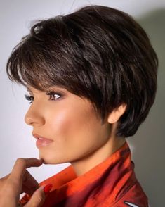 30 Stunning Short Hair With Layers Ideas - Glamour Corner Kort Bob, Thick Hair Cuts, Pixie Bob Haircut, Thick Wavy Hair, Bob Haircut With Bangs, Long Pixie, Best Short Haircuts