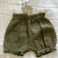 Nwt Pull On Shorts With Elastic Waist And At Thigh In A Sage Green Color. Material Is Gauze-Like. Ruffle Detailing At Waistband And Around Bottom. Size 18-24 Months Sold Out Style Grey Denim Shorts, Bloomer Shorts, Girls Denim Shorts, Sage Green Color, Tie Waist Shorts, Pull On Shorts, Bloomers Shorts, Baby Garments, Zara Baby