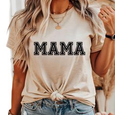 Mama Shirt / Mama Sweatshirt  Dieses stilvolle Mama Shirt / Sweatshirt ist das ideale Kleidungsstück für alle Mamas, die ihre Rolle mit Stolz und Liebe tragen! Hergestellt aus weichem hochwertigen Material, bietet es den perfekten Komfort für den Alltag, während das Design jede Garderobe aufwertet.  Mit einem ausdrucksstarken Print ist dieses Oberteil nicht nur modisch, sondern auch eine wunderbare Art, Mutterschaft zu feiern. Es eignet sich hervorragend als Geschenk zum Muttertag, Geburtstag, o Cool Mom Shirt, Mama Sweater, Mom Sweater, Cool Mom, Mom Life Shirt, Mama Shirts, Mama Sweatshirt, Mom Sweatshirt, Mama Shirt