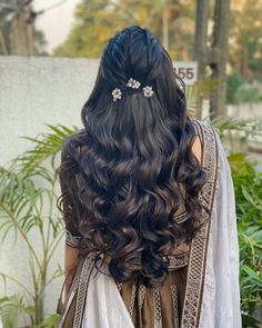 Reception Hairstyle Open Hair, Open Hairstyles For Chaniya Choli, Hairstyles For Reception Indian Gown, Hairdo With Saree, Hairstyles For Traditional Outfit, Saree Hairstyles Simple Open Hair, Desi Hairstyles, Waterfall Hairstyle