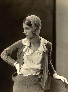 Lee Miller modeled for Vogue magazine in 1930. She later became a photographer and was the only female journalist who took pictures of combat in World War II. Istoria Modei, Mode Retro, 30s Fashion, Max Ernst, Retro Mode