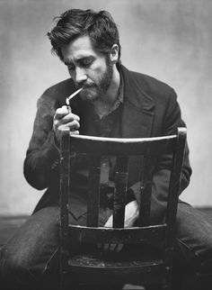 Jake Gyllenhaal via http://beardrevered.tumblr.com/ Best Portrait Photography, Details Magazine, 얼굴 그리기, Donnie Darko, Men Photoshoot, Pose Fotografi