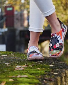 Traditional Japanese Fashion, Japanese Ancient, Traditional Flowers, Canvas Flats, Flats For Women, Canvas Loafers, Blossom Design, Travel Shoes, Painted Canvas