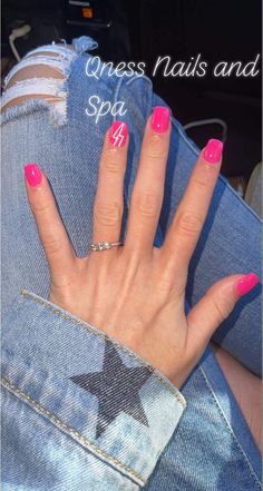 Acrylic Nails For Country Concert, Summer Concert Nails Ideas, Simple Punchy Nails, Hot Pink Country Nails, Hot Pink Country Outfit, Pink Western Nails Acrylic, Pink Western Nail Ideas, Simple Concert Nails, Western Nails Hot Pink