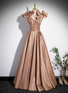 Cradled in elegance, this prom dress is a sartorial dream spun from the finest satin. The sumptuous mocha hue captures the richness of a well-brewed cappuccino, while oversized bows rest gracefully on each shoulder, framing the neckline with an air of nobility. The fitted bodice cascades into a full skirt that whispers tales of fairy-tale balls and enchanted evenings. This gown is for the prom-goer who desires to weave a story of timeless beauty through her attire. Bow Prom Dress, Satin Long Prom Dress, Simple Satin, High Low Prom Dresses, Prom Dresses Yellow, Strapless Prom Dresses, Stunning Prom Dresses, Purple Prom Dress, Lace Beach Wedding Dress