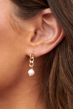 Gold chain earrings Pearl drop accent Complete your look with our gorgeous Mabel drop earrings. We are in love with the feminine pearl accent. They're perfect for a wedding or birthday celebration teamed with your favorite LBD and stiletto heels for a look we are loving. MATERIAL METAL Feminine Dangle Pearl Earrings For Party, Classic Pearl Chain Earrings For Party, Chic Teardrop Pearl Earrings For Party, Party Pearl Chain Drop Earrings, Bridal Pearl Chain Drop Earrings, Chic Pearl Earrings With Pearl Chain For Party, Chic Pearl Chain Earrings For Party, Chic Pearl Drop Bridal Earrings As Gift, Chic Pearl Drop Bridal Earrings For Gift