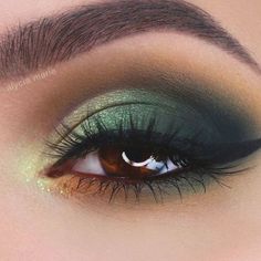 Green Smokey Eyes Makeup Idea #greensmokey Pine Green Makeup, Jade Green Makeup, Makeup That Matches Green Dress, Sage Green Makeup Look Wedding, Green Christmas Eyeshadow, Emerald Green Make Up, Green Shadow Makeup, Dark Green Eyeshadow Looks, Green Eye Shadow Looks