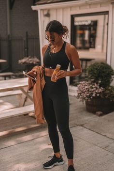 Mode Hipster, Estilo Fitness, Cute Workout Outfits, Fitness Photos, Gym Fits, Workout Fits, Fitness Inspiration Body, Workout Attire, Workout Aesthetic