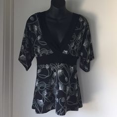 Nwt Beautiful Cream Floral Print On Black Deep V-Neck Front And Back With Kimono Sleeve Top. Junior Size L (Runs Small). Chic Black V-neck Top With Short Sleeves, Black Stretch V-neck Top With Short Sleeves, Chic Black Stretch V-neck Top, Chic Black Long Sleeve V-neck Top, Casual Black V-neck Top For Night Out, Black V-neck Top For Spring, Sheer Green Blouse, Kimono Sleeve Top, Babydoll Blouse