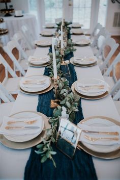 Navy and gold tablescape decorated with greenery Navy Blue Table Settings Wedding, Navy Blue And White Table Setting, Navy Wedding Table Settings, Wedding Table Decor Blue, Navy Champagne Wedding, Navy Winter Wedding, Blue Table Decorations, Navy White Wedding, Gold Winter Wedding