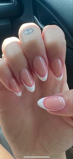 French tip nails
Nails
Dainty
Soft nails
Simple nail design Rounded Acrylic Nails, Nails Yellow, Simple Gel Nails, Girly Acrylic Nails, Round Nails, White Nail, Short Acrylic Nails Designs