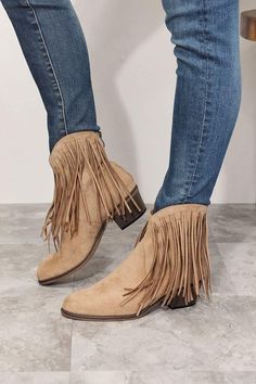 Fringe Booties - Tan - Inspired Eye Boutique Classic Cowboy, Wilde Westen, Fringe Ankle Boots, Feminine Elegance, Western Ankle Boots, Boots Patterns, Cowboy Up, The Wild West, Cowboy Western