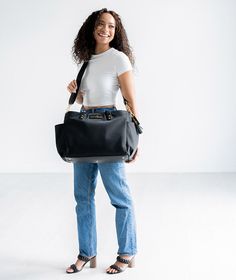 Perfecto para el trabajo, los recados, la escuela o la maternidad, el bolso Aquila puede con todo. Te verás elegante sin importar si estás vestido para el trabajo o si vas a la ciudad con mallas. Combina cualquier atuendo con este bolso Aquila para lograr un estilo elevado. Con tantos bolsillos integrados, tendrás espacio para todo y podrás organizarlo todo. El impresionante interior de color sandía te hará sonreír cada vez que abras tu bolso. Con bolsillos para un vaso de agua de hasta 40 oz, una funda para una computadora portátil de 17 "y un gran compartimento abierto para sus cuadernos, refrigerios y todo lo demás, ¡seguro que hará del Aquila su bolso diario!

CARACTERÍSTICAS



Tres bolsillos exteriores



[Dos bolsillos laterales y un bolsillo trasero que se convierte en funda p Chic Black Weekender Bag With Luggage Sleeve, Casual Black Weekender Bag With Leather Trim, Casual Workwear Bag With Leather Trim, Casual Black Travel Bag With Leather Trim, Casual Shoulder Bag With Leather Trim For Work, Versatile Black Travel Bag With Leather Handles, Everyday Black Diaper Bag With Adjustable Strap, Leather-handled Tote Weekender Bag For Work, Black Travel Bag With Luggage Sleeve For Work