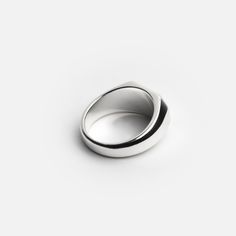 Unser Octagon Siegelring schafft einen minimalistischen, aber auffälligen Look. Mit seinem exquisiten Octagon-Design auf der Oberseite strahlt dieser Ring eine außergewöhnliche und luxuriöse Präsenz aus.

 

Material: 925 Sterlingsilber
Hochwertige Rhodium-Beschichtung​​​​​​​
Hypoallergen & keine Verfärbung auf der Haut
WARPEDSENSE®-Logo Branding
Handgefertigt in Italien
Inklusive Schmuckbox Modern Dome Ring With Open Band For Formal Occasions, Modern White Gold Dome Ring With Open Band, Modern Wide Band Ring For Wedding, Modern Wide Band Wedding Ring, Modern Sterling Silver Dome Ring With Open Band, Modern Oval Jewelry With Polished Edges, Modern Dome Ring With Open Band, Modern Thick Band Everyday Jewelry, Modern White Gold Dome Ring For Wedding