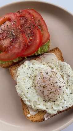 an egg and tomato sandwich is on a plate