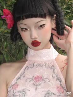 #makeup #makeupinspo #unique #eyemakeup Geisha Makeup Traditional, Unique Face Reference, Chinese New Year Makeup, Vietnamese Makeup, Japanese Style Makeup, Chinese Traditional Makeup, Traditional Chinese Makeup, Kawaii Makeup Aesthetic, J Makeup