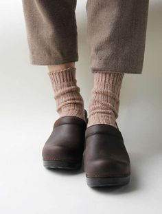 Leather Clogs Outfit, Clogs Outfits, Clogs Outfit, Grandma Fashion, Fall Capsule Wardrobe