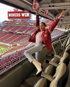 Playoff Game Outfit, Women’s Football Outfit, Coke Weather Outfits, Niners Game Outfit Women, Cute Football Game Outfits For Women, Nfl Football Game Outfit Winter, Chiefs Game Day Outfit Winter