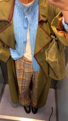 Met Outfit Ideas, Caroline Tucker Outfits, Beret Outfit Winter, Green Trousers Outfit, Maximalist Style, Mode Inspo, Colorful Style, Plaid Pants