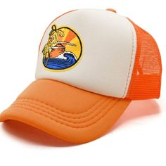 Sea Trucker-Mütze: Segeln Sie mit Stil davon

 Sind Sie ein leidenschaftlicher Liebhaber des Meeres und all seiner Symbole? Dann ist unser Sea Trucker Hat das perfekte Accessoire für Sie. Dieser Hut wurde speziell für Nautiker entwickelt und verleiht jedem Outfit einen Hauch von maritimem Charme. Egal, ob Sie auf einem Boot sind, am Strand spazieren gehen oder einfach einen Tag in der Sonne genießen, unser Sea Trucker Hat hält Sie stilvoll und geschützt.

 Als Teil unserer Herren-Seehutkollektion ist dieser Hut so gestaltet, dass er den Geist des Meeres einfängt. Es besteht aus hochwertigen Materialien und vereint Komfort, Haltbarkeit und Stil in einem Paket. Mit seinem verstellbaren Riemen sitzt es sicher und bequem auf Ihrem Kopf, sodass Sie es problemlos den ganzen Tag tragen können. Fun Snapback Hat With Short Brim For Beach, Beach Trucker Snapback Hat With Short Brim, Vintage Baseball Cap With Curved Brim For Beach, Retro Baseball Cap For Vacation, Vintage Snapback Hat For Beach In Summer, Vintage Snapback Hat For Summer Beach, Vintage Curved Brim Baseball Cap For Beach, Vintage Snapback Hat For Vacation, Orange Casual Beach Season Hat