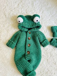 🌸This hand-knitted soft baby romper keeps your baby warm and cute. This green and frog-themed romper offers gentle touches to your baby's skin. It can be easily put on and taken off thanks to its buttoned design. This romper is a great choice for newborns, expecting mothers, baby shower events and first birthday gifts. Give your loved ones, especially new parents, a special gift they will remember for a lifetime. This cute and functional baby romper keeps your baby warm in the winter months while also looking very cute. If you are looking for a meaningful and stylish gift, this hand-knitted frog romper is perfect for you! ‼️‼️‼️‼️‼️‼️ ATTENTION PLEASE    Boots are sent along with overalls for Preemie, 0-3, 3-6, 6-9 and 9-12 months. 12-18,18-24, 2T, 3T... this age group is sent only as ove Hand Knitted Green Knitting Pattern, Handmade Green Knit Knitting Pattern, Green Yarn Knitting Pattern, Handmade Green Yarn Knitting Pattern, Cozy Green Handmade Knitting Pattern, Handmade Cozy Green Knitting Pattern, Green Crochet Knitting Pattern, Knitted Frog, Neutral Baby Clothes