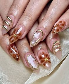 3d Effect Nails, Leo Inspired Nails, Brown Nails With Gems, Golden Chrome Nails, Gold 3d Nails, Brown And Gold Nails Designs, Sculpting Gel Nails, Brown And Gold Nails, Earthy Nails Acrylic