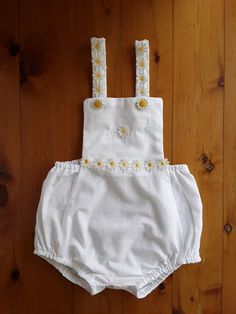 Cotton romper with daisy lace .  Size 12 months White Cotton Bubble Romper With Lace Trim, Spring Cotton Bubble Romper With Lace Trim, White Lace Trim Bubble Romper For Summer, Cute Summer Bubble Romper With Lace Trim, Cute Lace Trim Bubble Romper For Summer, Daisy Outfit, Baby Daisy, Combi Short, Boys Christmas Outfits