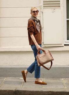 Kelly Rutherford Style, Outfits 30s, Elegant Feminine Style, Kelly Rutherford, Transitional Fashion, 30s Fashion, Scarf Outfit, Triangle Scarf, Fashion Week Street Style