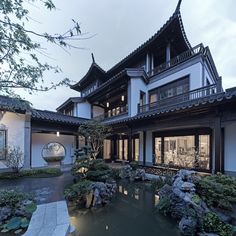 Japan House Exterior, Mafia House, Japanese House Exterior, Japanese Mansion, Modern Japanese House, China House, Mansion Aesthetic, Chinese Courtyard, Asian House