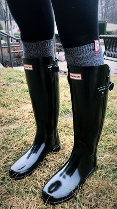 Rain Boots Knee High, Hunter Boot Socks, Gum Boots Outfit, Rain Boots Aesthetic, Hunter Wellies Outfit, Hunter Boots With Socks, Hunters Boots, Hunter Rain Boots Outfit, Hunter Rubber Boots