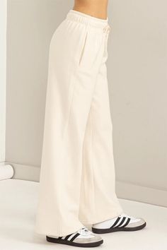 FEEL COMFY IN THESE WIDE-LEG PANTS. TAILORED INTO A FLATTERING MID-RISE SILHOUETTE, IT'S ADORNED WITH AN EASY DRAWSTRING CLOSURE. WIDE LEGS MAKE FOR A TRENDY STYLE, COMPLETED WITH SIDE POCKETS THAT ARE PERFECT TO KEEP YOUR MINI ESSENTIALS RIGHT AT HAND.80% COTTON / 20% POLYESTERWEAR WITH/ RIGHT TIME HALF ZIP SWEATSHIRT Cream Lounge, Mini Essentials, Coffee Run, Wide Leg Sweatpants, Half Zip Sweatshirt, Fleece Sweatpants, Winter Fits, Sporty Look, Lounge Pants