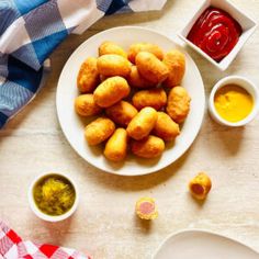 air fryer mini corn dogs on a plate next to a dish of mustard, ketchup and relish for dipping. Corn Dogs In Air Fryer, Corn Dog Recipe, Homemade Corndogs, Mini Corn Dogs, Field Roast, Corndog Recipe, Picky Toddler, Fried Corn