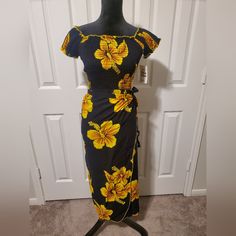 - Top Can Be Worn On Or Off Shoulders, Has A Good Stretch * New-Never Worn * Excellent Condition Island Style Clothing, Hawaiian Print Dress, Hibiscus Print, Hawaiian Hibiscus, On Or Off, Skirt And Top, Island Style, Hawaiian Print, Good Stretches