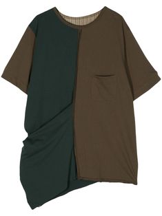 cedar brown/dark green cotton jersey texture colour-block panelled design asymmetric design crew neck short sleeves chest patch pocket asymmetric hem Green Crew Neck T-shirt With Splicing, Green Short Sleeve Tops With Splicing, Green Short Sleeve Spliced Tops, Oversized Patchwork Short Sleeve T-shirt, Oversized Patchwork T-shirt With Short Sleeves, Green Short Sleeve T-shirt With Side Pockets, Brown Tops With Pockets For Layering, Cotton Top With Patchwork And Asymmetrical Hem, Brown Color Block Crew Neck Top