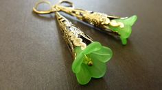 Flower earrings green dangle vintage brass by Dewdropsdreams, $11.00 https://www.etsy.com/listing/96295170/flower-earrings-green-dangle-vintage Green Flower Earrings, Flower Earrings Dangle, Buy Jewellery Online, Beading Jewelery, Blue Gift, Earrings Green, Green Flower, Emerald Earrings, Star Flower