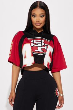 Available In Red. Jersey Hooded Drawstrings 49ers Graphic Front, Back, And Sleeve Screen Cropped Pair Back To "49ers Fit And Flare Pant" Disclaimer: Due To The Printing Process A Difference In Saturation May Occur. Each Garment Is Unique. 100% Polyester Imported | 49ers Cropped Mesh Top in Red size 1X by Fashion Nova 49ers Jersey Outfit Woman, Football Game Fits, Red Streetwear Outfit, Cropped Mesh Top, 49ers Outfit, Jodie Joe, Gameday Fashion, Plus Size Crop Tops, Red Streetwear