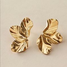 Beautiful Piece. Brand New. Available At Smoke/Pet Free Home صفحات التلوين, Womens Earrings Studs, Gold Statement Earrings, Hammered Gold, Jewelry Lookbook, Flower Earrings Studs, Flower Studs, Gold Flowers, Beach Jewelry